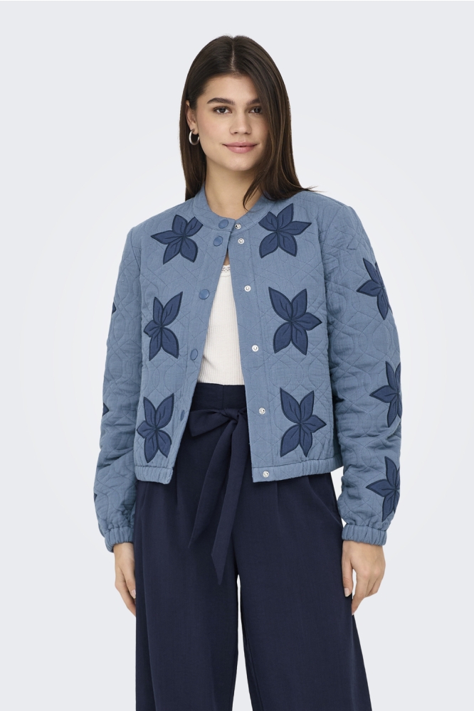 ONLAURA LIGHT QUILTED EMB BOMBER O 15353320 MOONLIGHT BLUE/FLOWER
